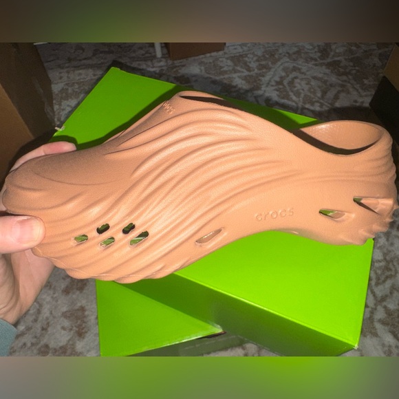 CROCS Echo Wave Slip-On Beige Clog with Green Footbed - Picture 2 of 8